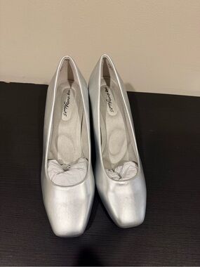 Silver Women's Square-Toe Pump - Easy Street Alive 5 Size 7.5 Wide